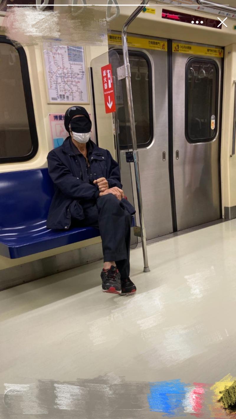 搭捷運怕被傳染！阿伯「口罩神戴法」乘客全看傻：好害怕| 生活  image