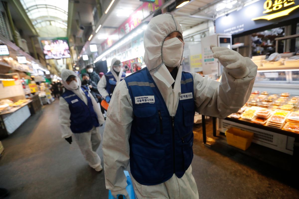 ▲南韓近日接連爆發大規模武漢肺炎疫情，圖為防疫人員於首爾進行消毒作業。（圖／美聯社／達志影像）