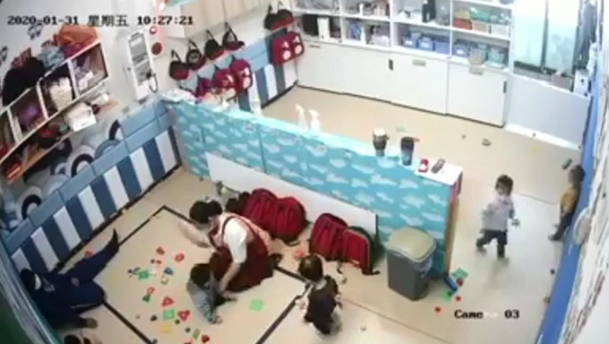 ▲從影片中看到幼保員動手打幼童。（圖／記者聖璋翻攝）