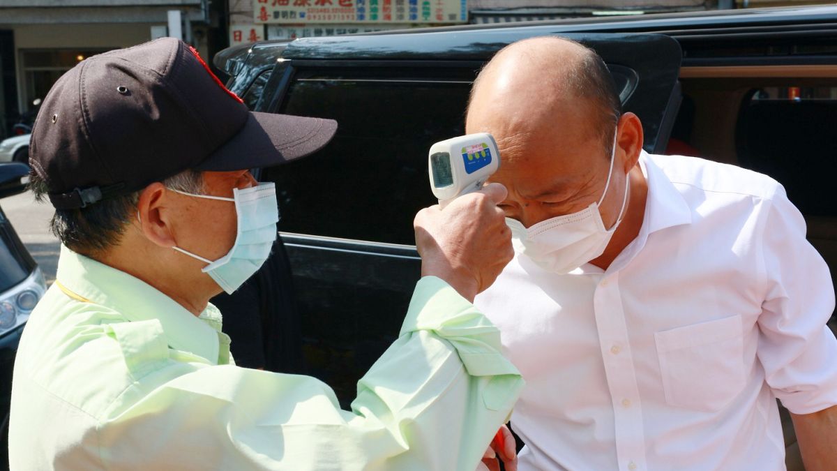 ▲ 依照防疫規定要求「不特定對象」進入校園前必須戴口罩、測額溫、噴酒精。（圖／高市府提供）