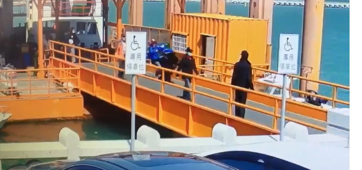 ▲現役軍人騎機車暴衝，撞傷2民眾。（圖／蔡若喬攝, 2020.02.24）