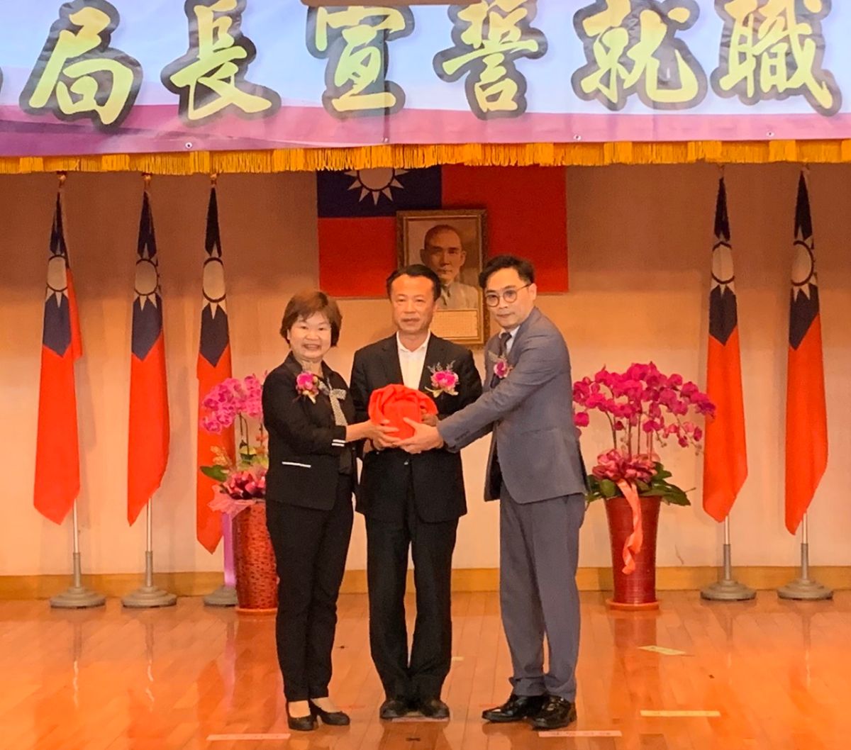 ▲嘉義縣長翁章梁(中)親自主持新任社會局長蕭英成(右)、代理局長張翠瑤(左)交接儀式。（圖／記者陳惲朋攝，2020,02,24)