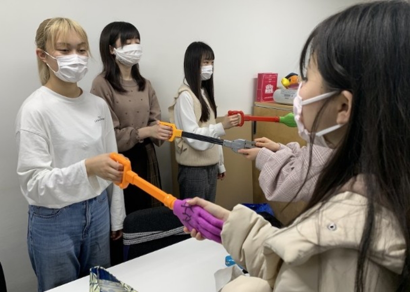 ▲女團用假手握手。（圖／Ameba）