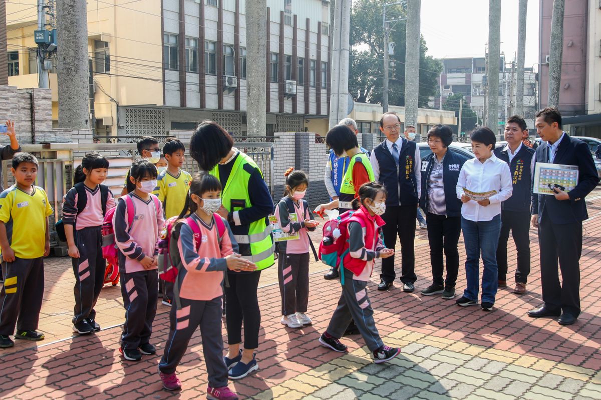 ▲台中市長盧秀燕、教育局長楊振昇前往神岡國小視察，從學生入校前量測體溫、衛教宣導，校園物資發放等流程督導 (圖／柳榮俊翻攝2020.2.24)