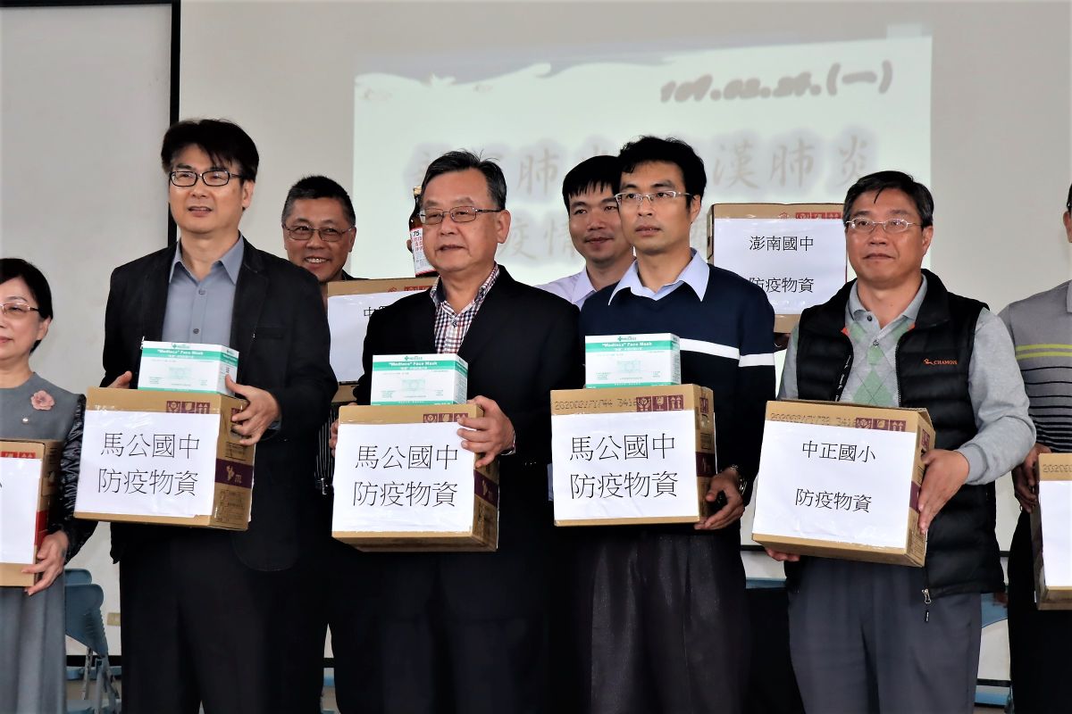 ▲賴峰偉前往馬公國中視察開學防疫準備，當場同意400人以上學校立即採購紅外線體溫測量儀。（圖／記者張塵攝，2020.02.24）