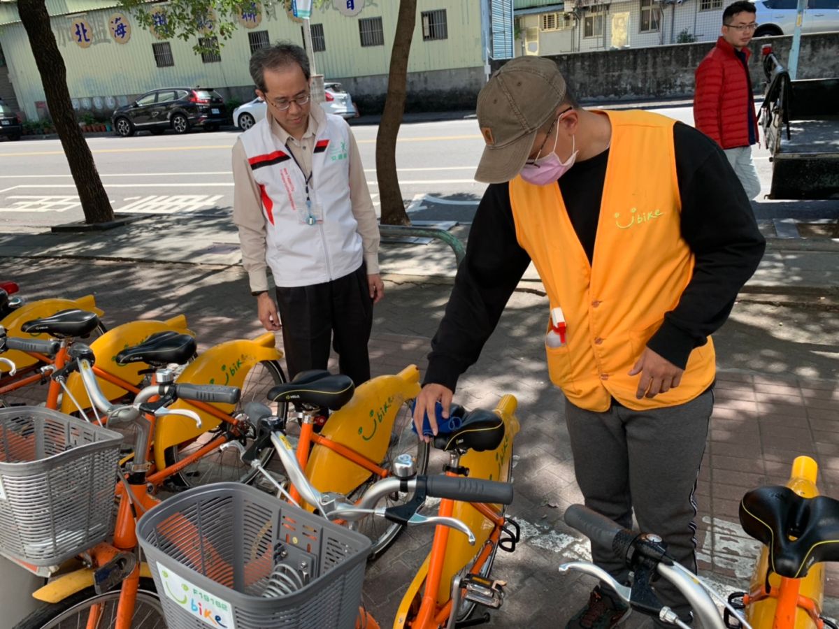 ▲北北基桃聯手於開學前夕訂為公共運輸清潔日，全面檢查公車、捷運、公共自行車場站車輛及一線服務人員防疫消毒。（圖/新北市交通局提供）