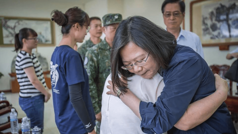 ▲F-16殉職飛官吳彥霆的母親在花蓮空軍基地傷心抱著蔡英文總統痛哭。（資料照／總統府提供）