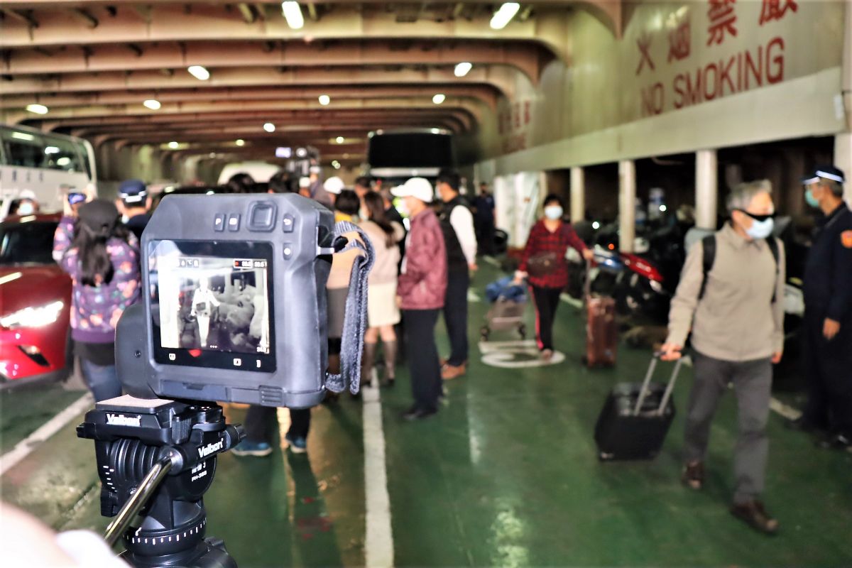 ▲操作紅外線體溫監測儀的衛生局人員，動作迅速進入台華輪底艙架設機器，接著「居家檢疫報到站」的臨時報到作業也就緒。（圖／記者張塵攝，2020.02.24）