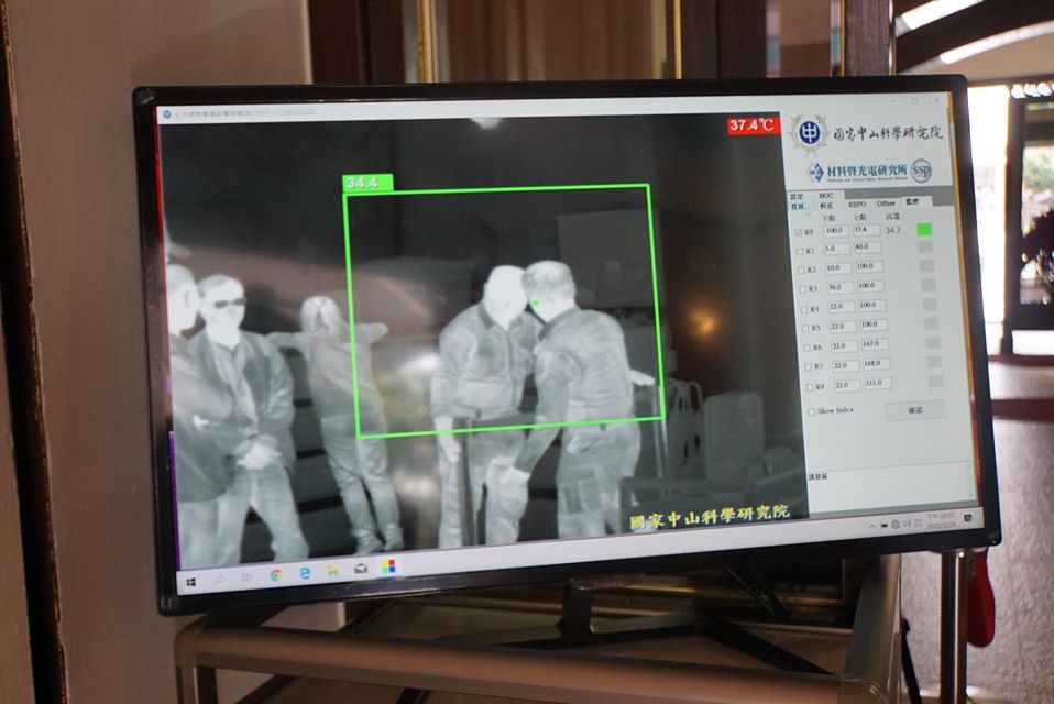 ▲立院21日開議，為防止武漢肺炎群聚感染，中科院於立院4個出入口安裝紅外線熱顯像儀。（圖／記者呂炯昌攝, 2020.2.24）