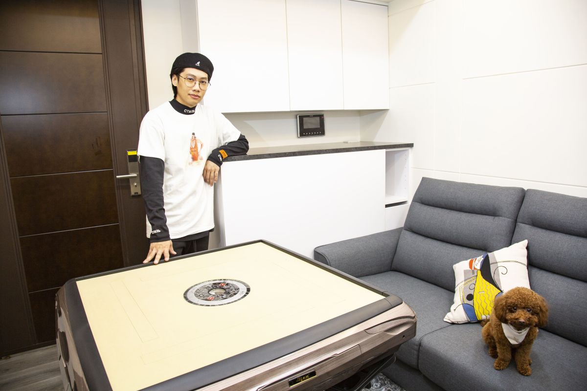 ▲ 歐德設計師量身訂製沙發邊櫃，14坪小宅竟能容下電動麻將桌，尼克笑說老了還可以放輪椅，讓他好得意。（圖/公關照片）