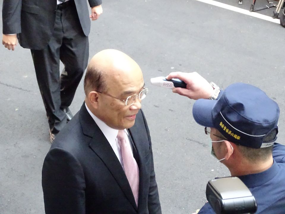 ▲為防範武漢肺炎疫情，自2月7日起，進出立院所有人員都要量測體溫，發燒者無法進入立院院區。圖為21日開議行政院長蘇貞昌量測體溫。（圖／記者呂炯昌攝, 2020.2.24）