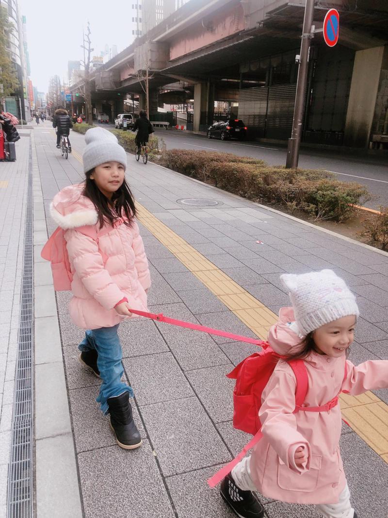 ▲阿翔夫婦笑稱大女兒拉小女兒就像「小阿翔在拉小Grace」。（圖／時代創藝提供）