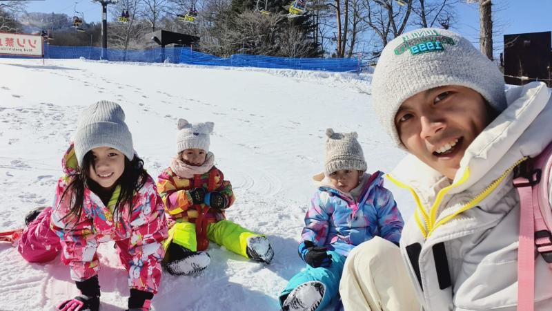 ▲阿翔與三個小孩在日本滑雪場合照。（圖／時代創藝提供）