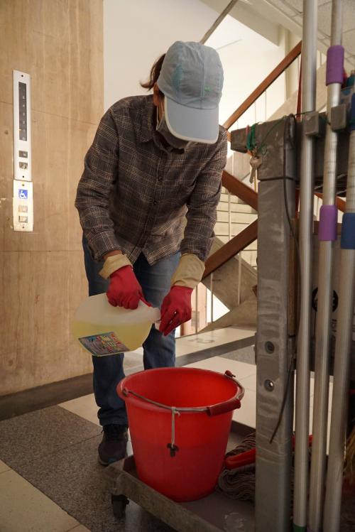 校園防疫 ▲稀釋漂白水當消毒清潔劑。(圖/記者陳雅芳攝,2020.02.24)