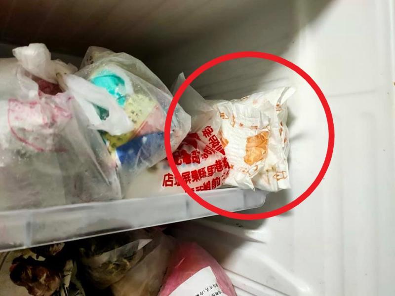 ▲人妻在娘家的冰箱翻出奇妙的冷凍尿布。（圖／翻攝爆廢公社）