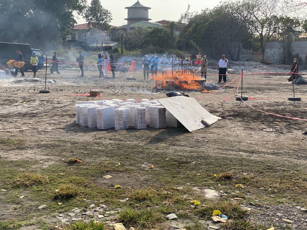 ▲環保局不斷開罰，業者完全不甩，仍每天非法露天焚燒庫錢及紙紮屋。（圖／記者陳聖璋攝，2020.02.24）