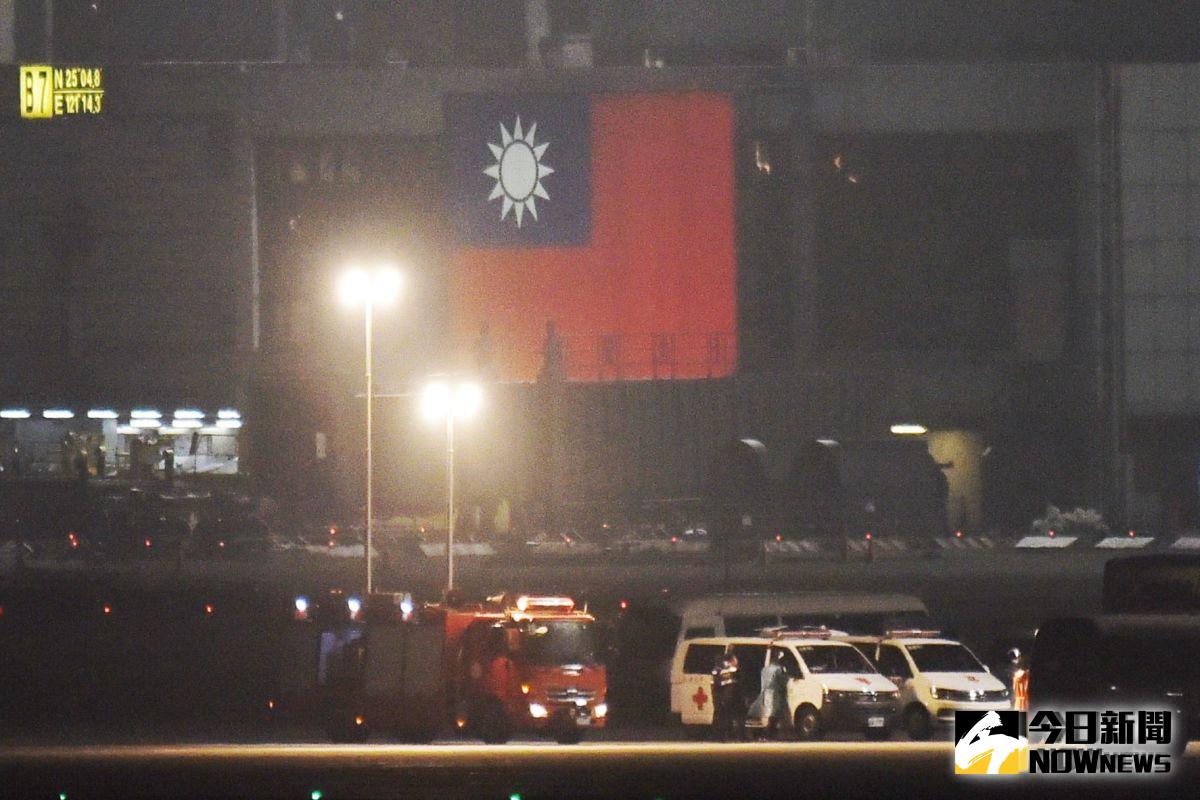 ▲滯留中國大陸湖北地區的血友病童母子，預計 22 時 40 分抵達桃園機場，目前停機坪已有兩輛救護車待命。（圖／記者陳明安攝, 2020.02.24）