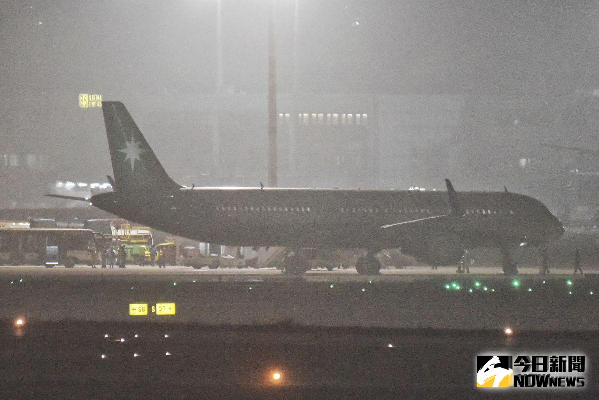 ▲滯留中國大陸湖北地區的血友病童母子今（ 24 ）日晚間返台，下機後直接由救護車送往北部醫院隔離採檢，經兩次檢驗均為陰性，就會送至集中檢疫所隔離。（圖／記者陳明安攝, 2020.02.24）