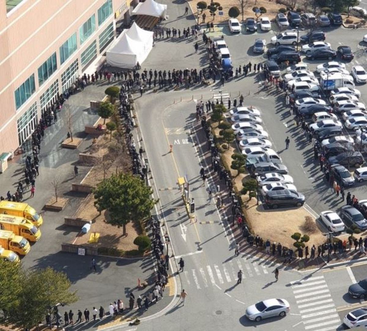 ▲數週前南韓疫情爆發不久，韓國連鎖超市 emart 在大邱慶北地區出售 141 萬個 KF94 口罩，當時引來許多民眾大排長龍搶購。（圖／翻攝推特）