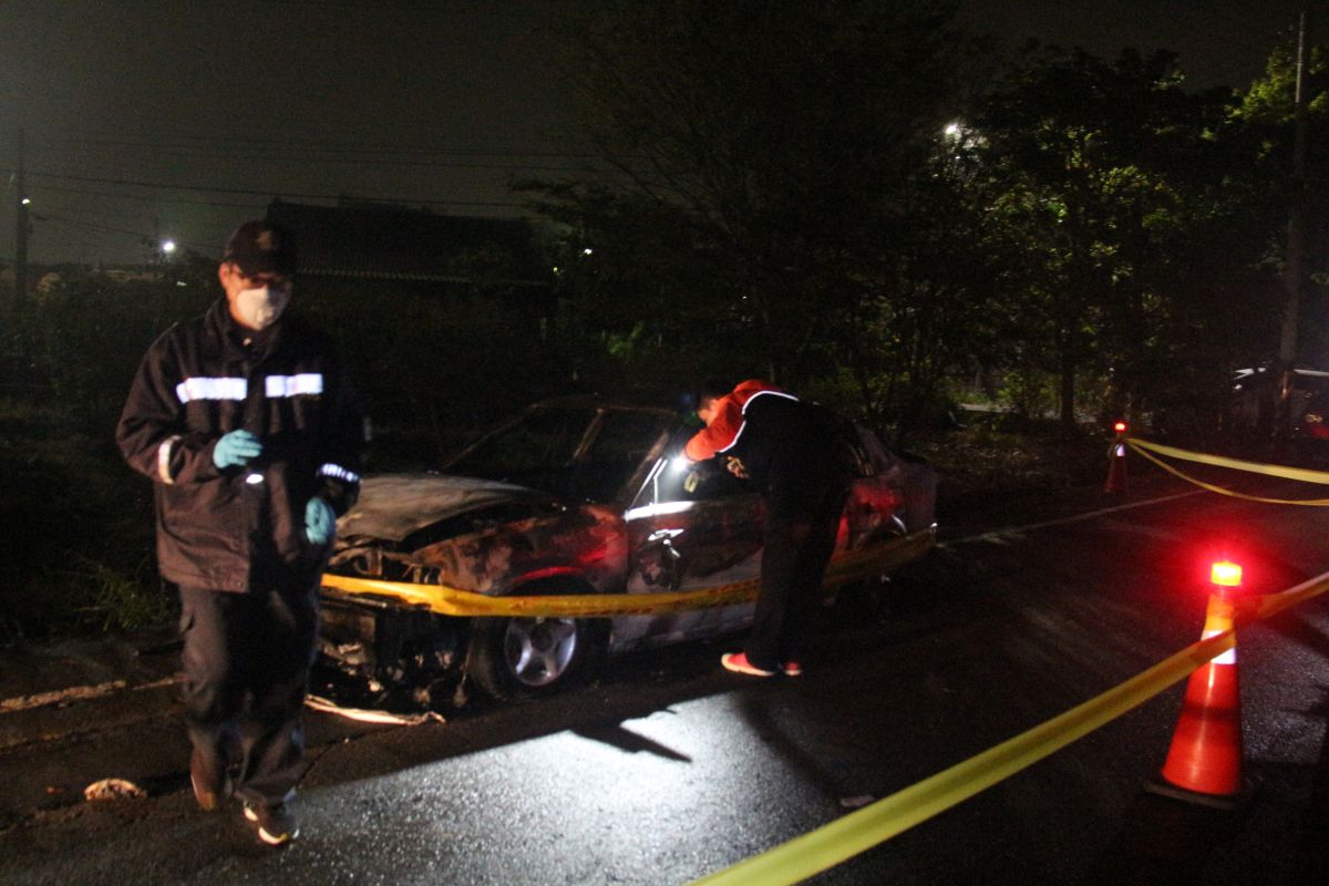 ▲社頭鄉湳底一巷路邊發生火燒車事件，警方封鎖現場調查死者身分。（圖／記者陳雅芳翻攝，2020.02.24）