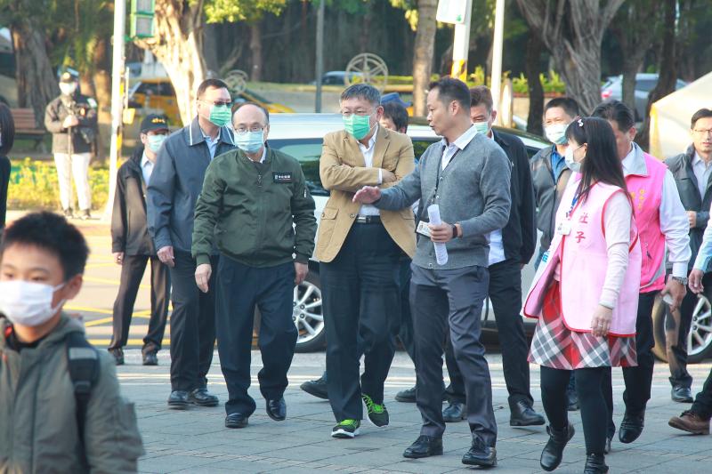 ▲台北市長柯文哲在延後開學日，一早就到社子國小視察防疫狀況。（圖／記者葉政勳攝, 2020.2.25）
