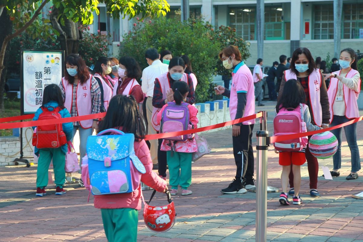 ▲高中職以下開學第一天，學生依序進入學校並量額溫。（圖／記者葉政勳攝, 2020.2.25）