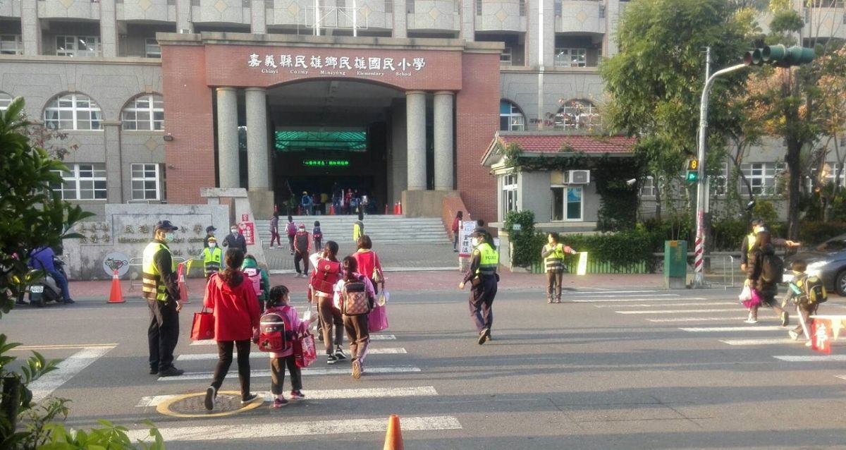 ▲嘉義縣警察局動員各區員警到各國中小學，協助開學日的護童勤務。（圖／記者陳惲朋翻攝，2020,02,25)