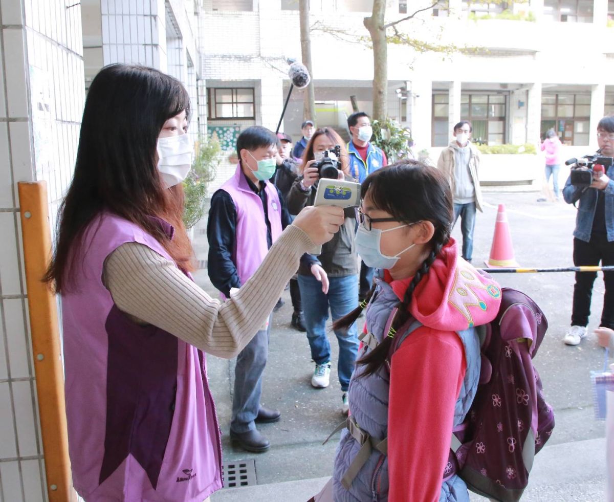 ▲今(25)日是國中小學開學日，基隆市長林右昌一早前往建德國小迎新生，接受量測體溫並巡視入校動線、照護區及防疫物資整備。（圖/基隆市政府提供）