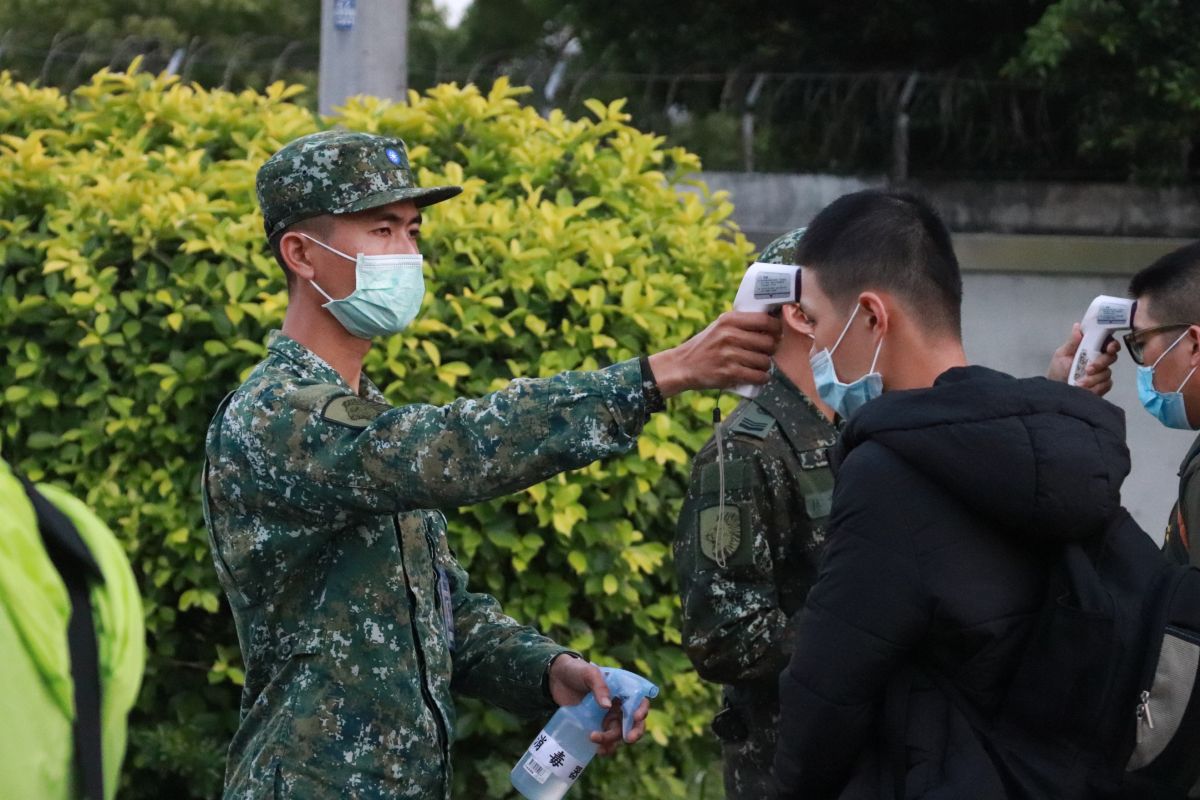 ▲為加強防疫處置作為，陸軍104旅於營區大門開設防疫站，針對收假的常備官兵及新兵，實施體溫量測及詢問接觸史等，並填寫「自我評估表」，以落實防疫工作。（圖／軍聞社提供）