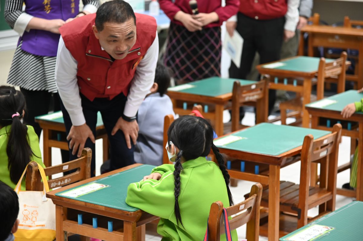 ▲侯友宜特別到教室關心學生對於防疫的認知。（圖/新北教育局提供）