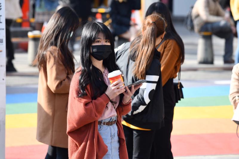 全台灣都有口罩可戴了！女見台人「超扯舉動」臉綠：天啊
