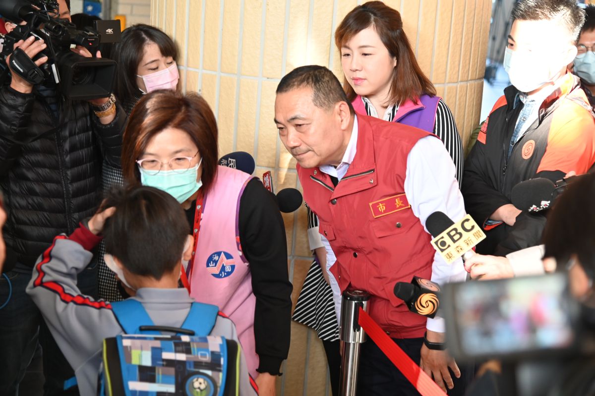 ▲市長侯友宜要求各校校長在下課前與老師召開檢討會議，做詳細統計回報給教育局。（圖／新北市教育局提供）