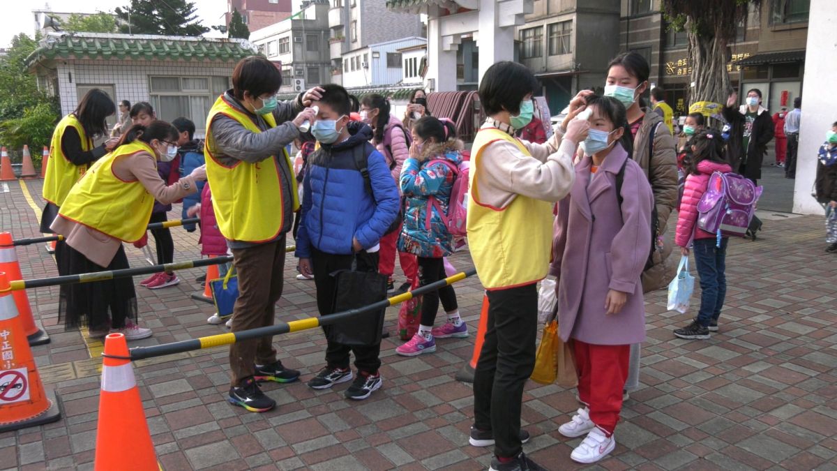 ▲開學日，學童一律先量體溫再進校門。（圖／蔡若喬攝, 2020.02.25）