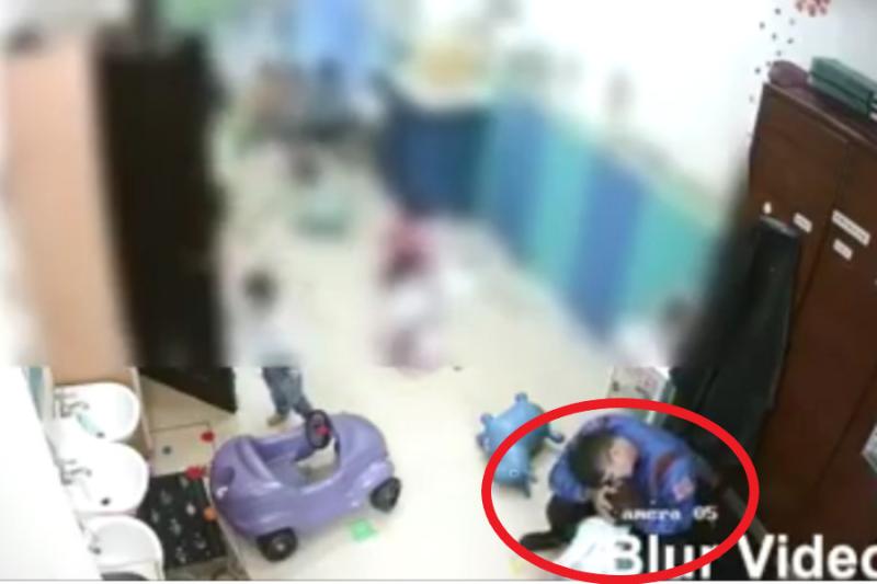 從涉嫌虐童的托嬰中心監視器畫面看到，一位男姓職員雙手捧起一名幼童，做出疑似親吻的動作