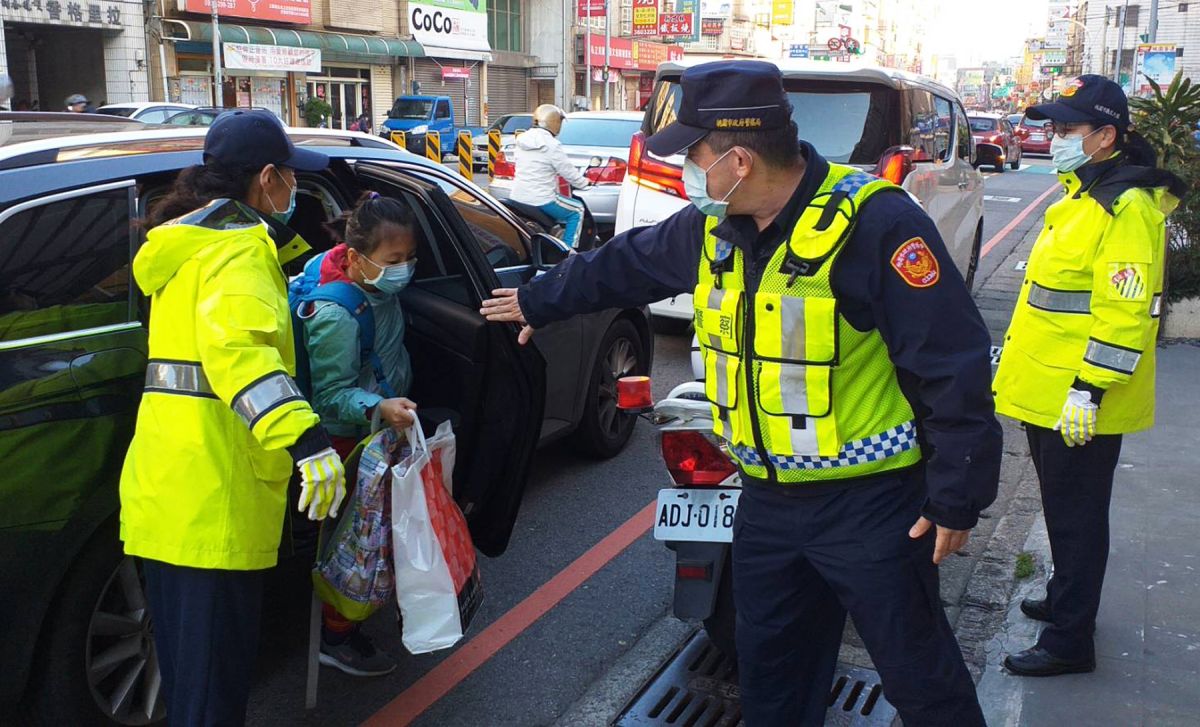 ▲桃園分局呼籲，家長如有載送學童上學之需求，請提早出門，避免屆時人車壅塞致耽誤時間。（圖／桃園分局提供）