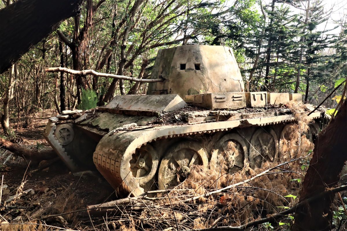 ▲馬公、湖西交界的拱北山，有一輛水泥製作的「餌戰車」，被生存遊戲的玩家挖掘出來，成為一處新秘境。（圖／記者張塵攝，2020.02.25）