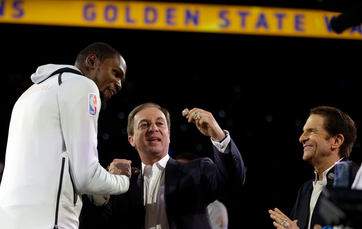 ▲勇士老闆Joe Lacob(中)為Kevin Durant戴上總冠軍戒指。（圖／美聯社／達志影像）