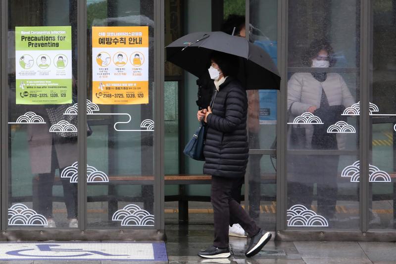 ▲韓國武漢肺炎疫情升溫，掀起口罩搶購潮，韓聯社建議，可參考台灣管制的作法。（圖／美聯社／達志影像）