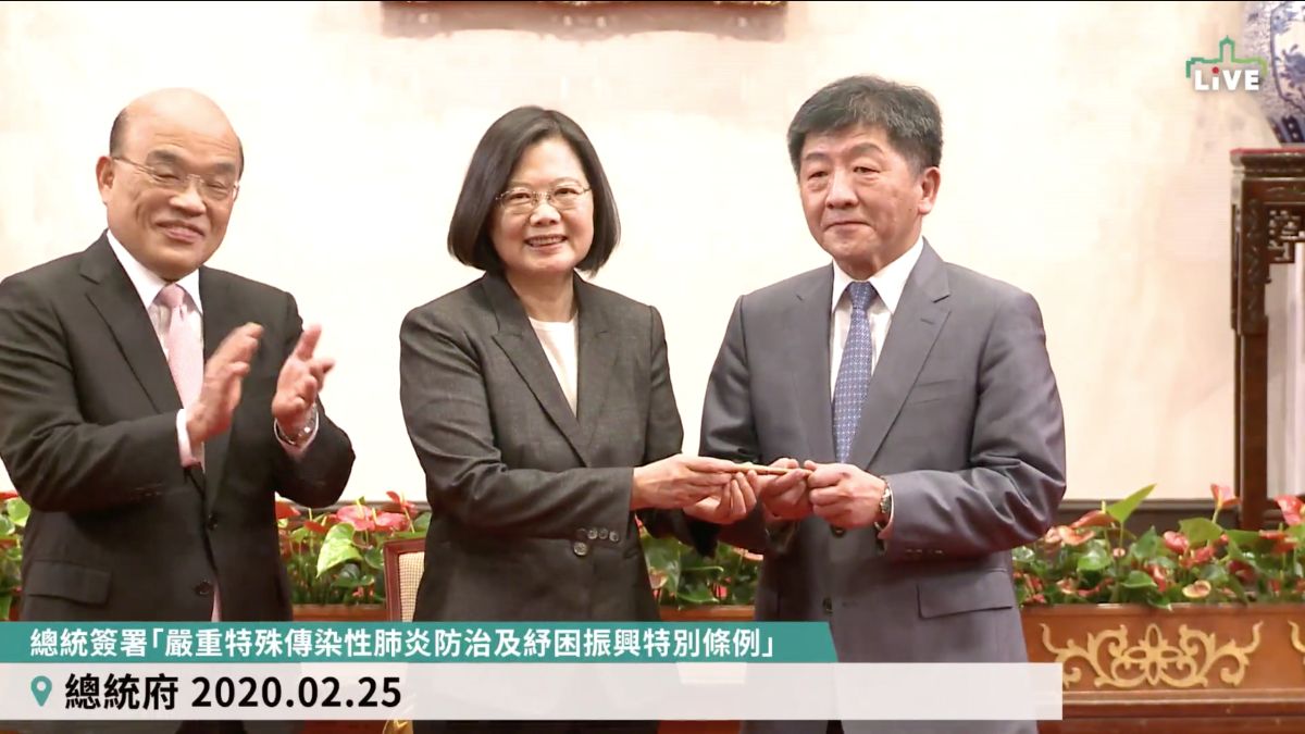 ▲蔡英文總統25日簽署紓困條例，並將簽署文件的筆贈與中央流行疫情指揮中心指揮官、衛福部部長陳時中。（圖／翻攝蔡英文臉書）