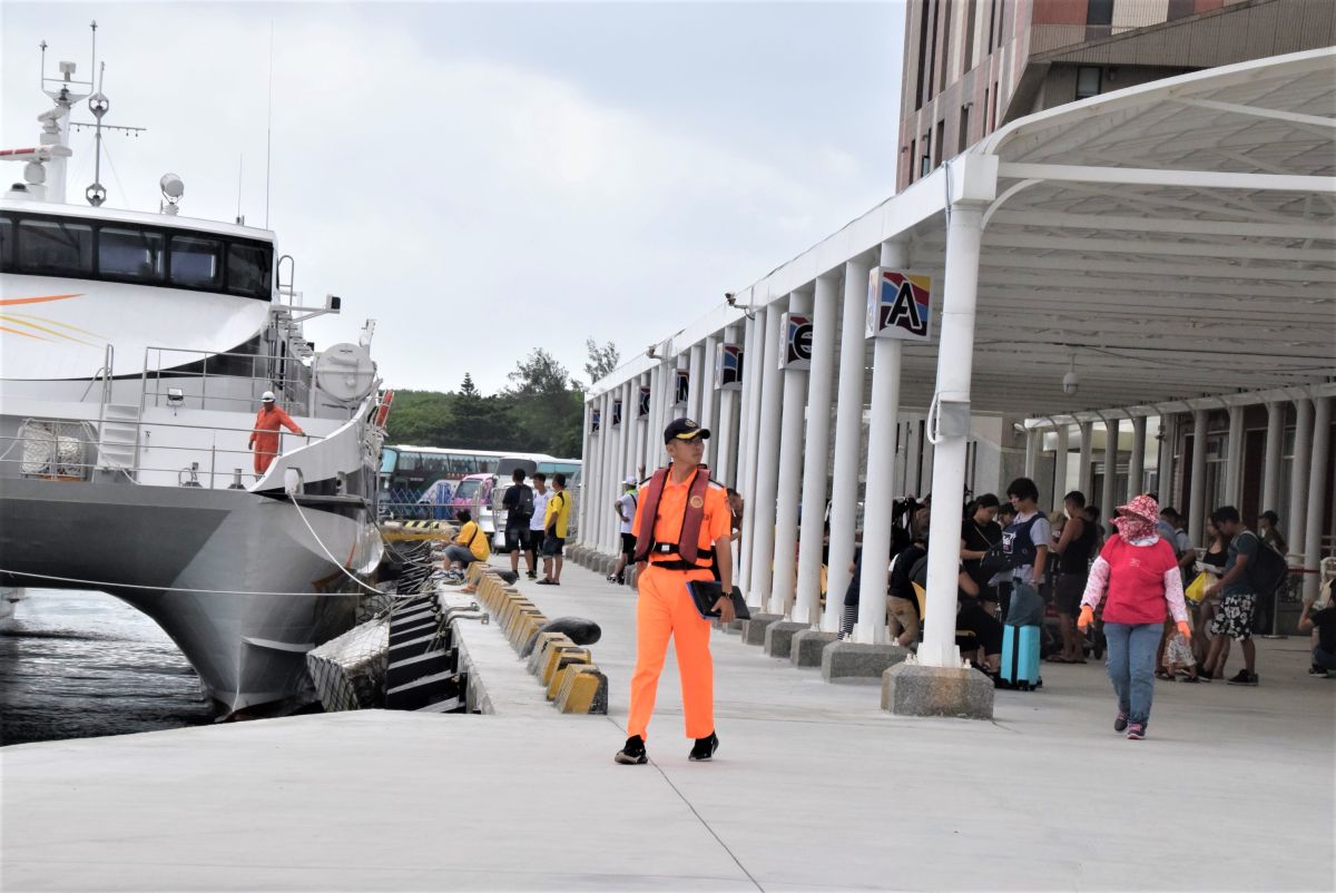 ▲馬公－布袋航線3月中旬陸續開航，澎湖各單位研議檢疫動線，衛生局將視需求增購紅外線體溫測量儀，加強港口檢疫工作。（圖／記者張塵攝，2020.02.25）