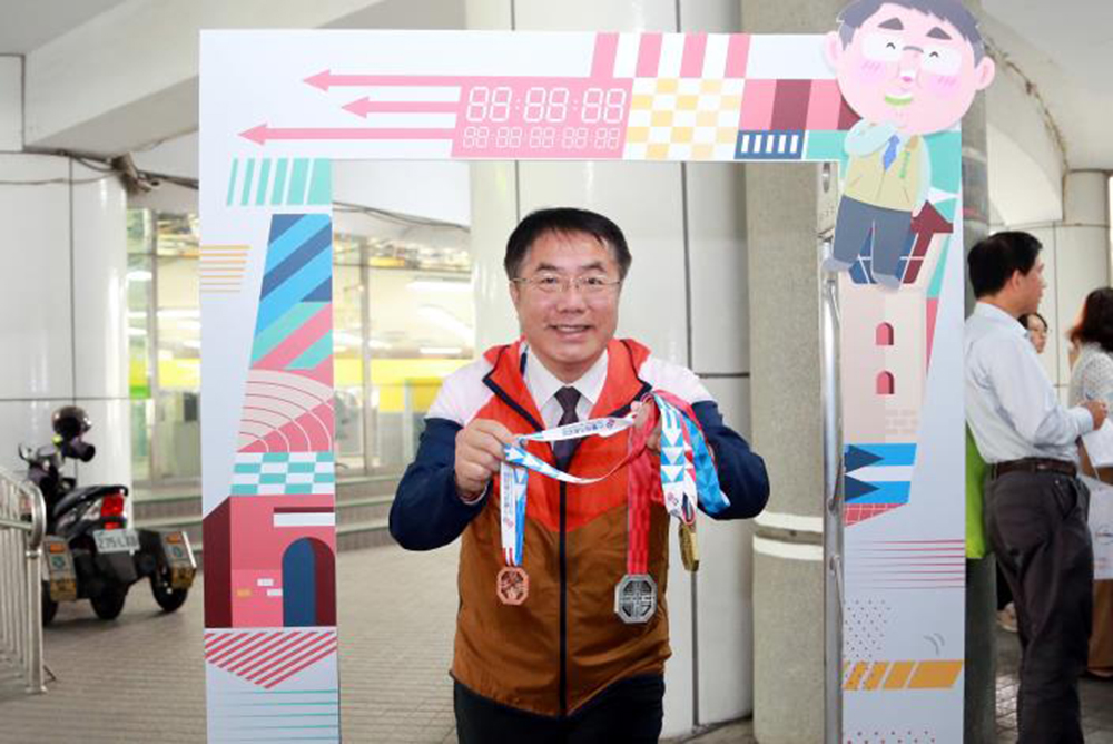 ▲黃偉哲展示古都馬獎牌，預祝選手都有好成績（圖／記者林怡孜攝，2020,02,25）