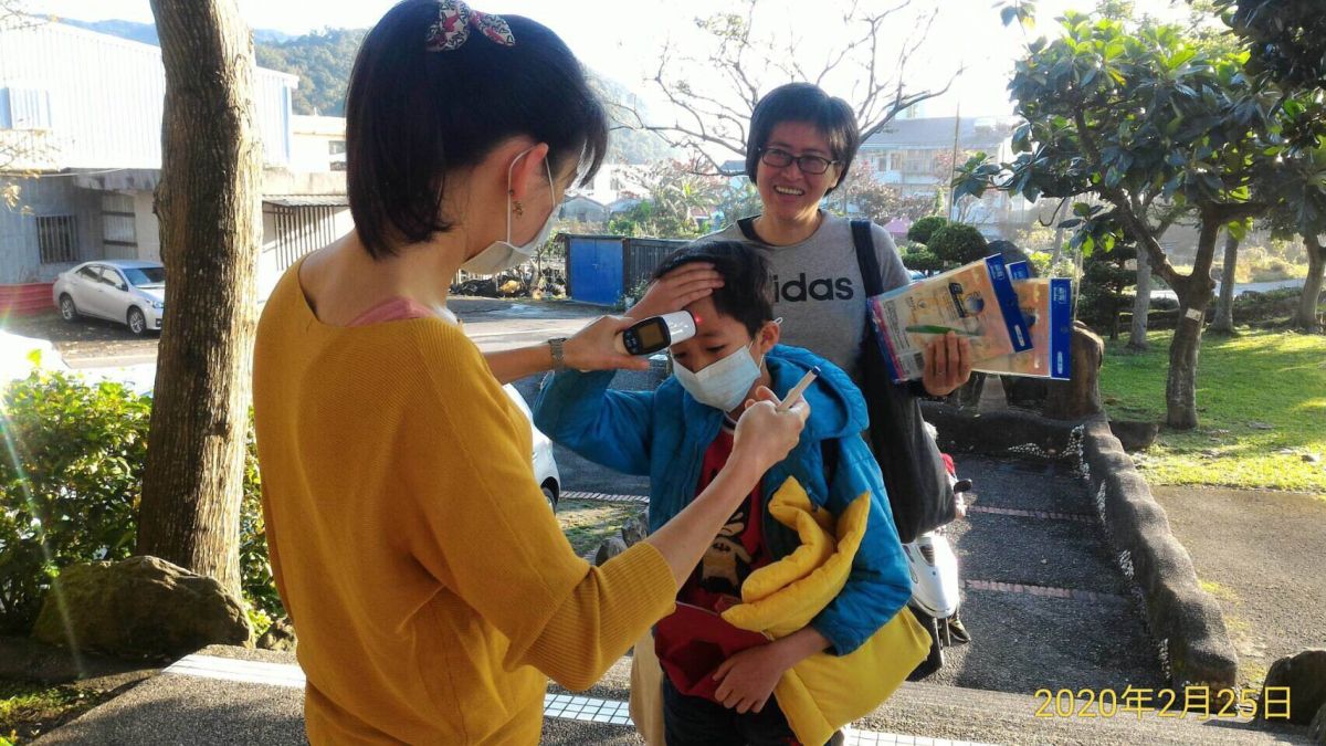 ▲「武漢肺炎」疫情漫延，本學期高中以下學校延後至今日開學，各級學校都繃緊神經加強防疫措施，而進校門之前量體溫成為最基本的第一道防線。（圖／宜蘭縣政府教育處提供)