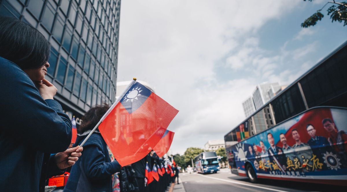 ▲黑鷹直升機事故，罹難官士兵車隊啟靈時，許多民眾都自發性的致意，此景象為歷年少見。（圖／軍事新聞通訊社提供）