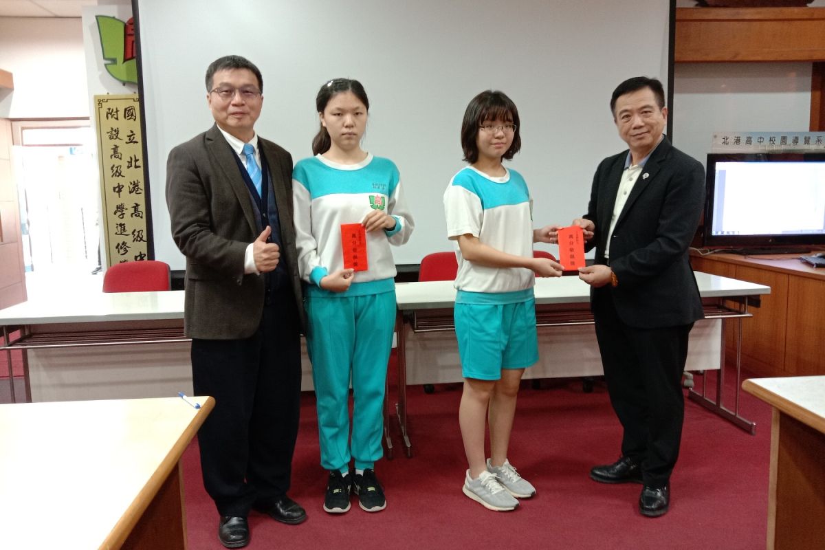 ▲頒發「萬分敬佩獎」獎學金。(左起)校長傅國樑、北高同學姚莉香(左)、鄭凱云(右)、董事長蔡源芳。（圖／記者洪佳伶攝,2020.02.26）