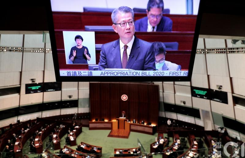 香港財政司司長陳茂波於立法會宣讀《財政預算案》，宣布向18歲或以上市民派發港幣1萬元現金。（圖／翻攝香港01）
