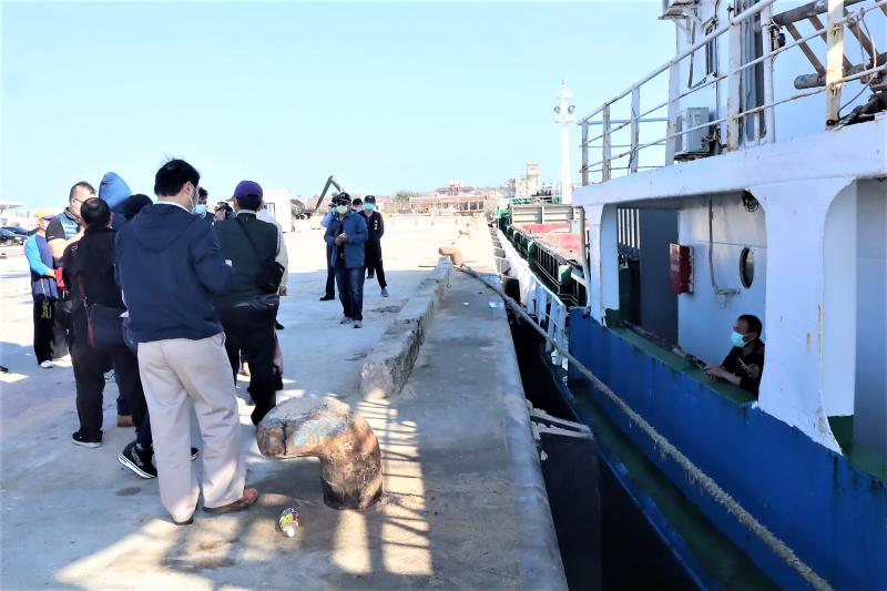 ▲澎湖縣長賴峰偉視察龍門尖山碼頭大陸砂石貨輪卸貨的防疫作業，尖山村長王經邦向賴峰偉反映大陸砂石船卸貨可能造成防疫漏洞。（圖／記者張塵攝，2020.02.26）