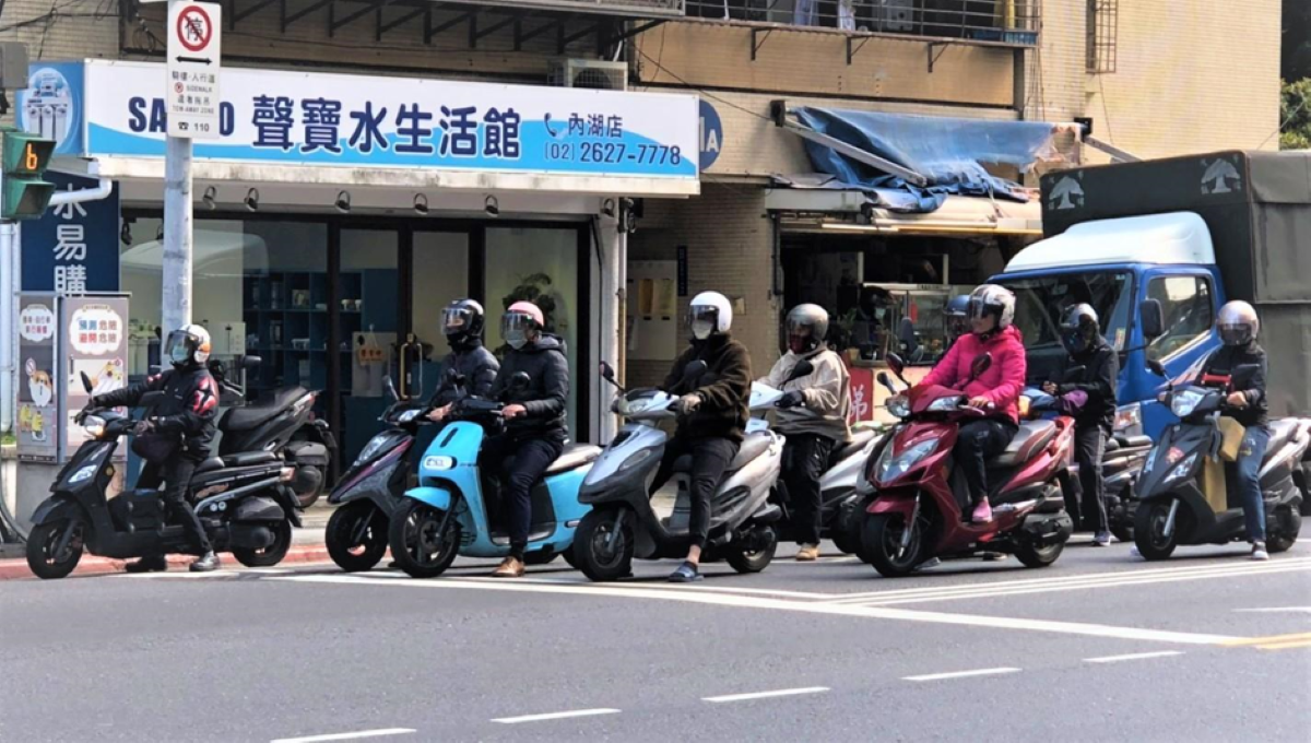 ▲ 有網友在 PTT 詢問大家「重機 15 分 vs 開車 35 分會選擇哪種通勤方式？」結果許多人一致秒選「開車」，認為「這種天氣騎車真的會熱死」、「寧可塞車，爽吹冷氣」。（示意圖／NOWnews攝）