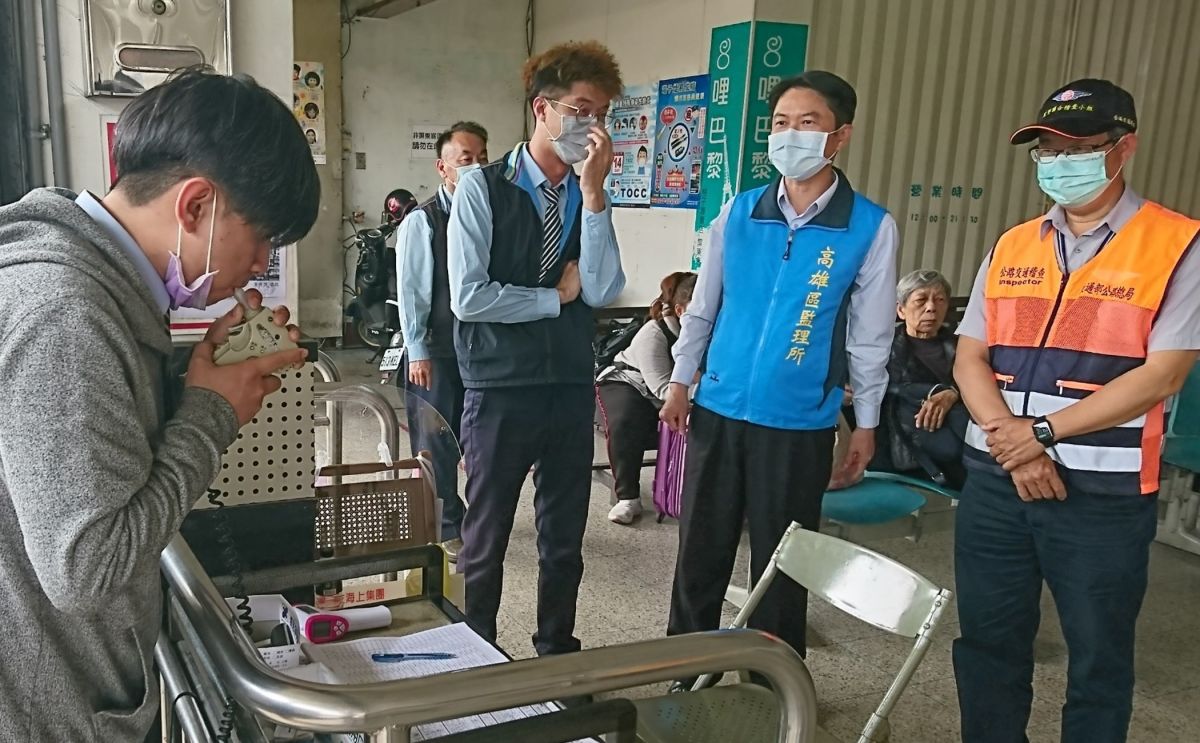 ▲交通部公路總局高雄區監理所副所長李銘瑞(右2)率員督導客運業者防疫作為及疏運整備情形。(圖／記者黃守作攝，2020.02.26) 