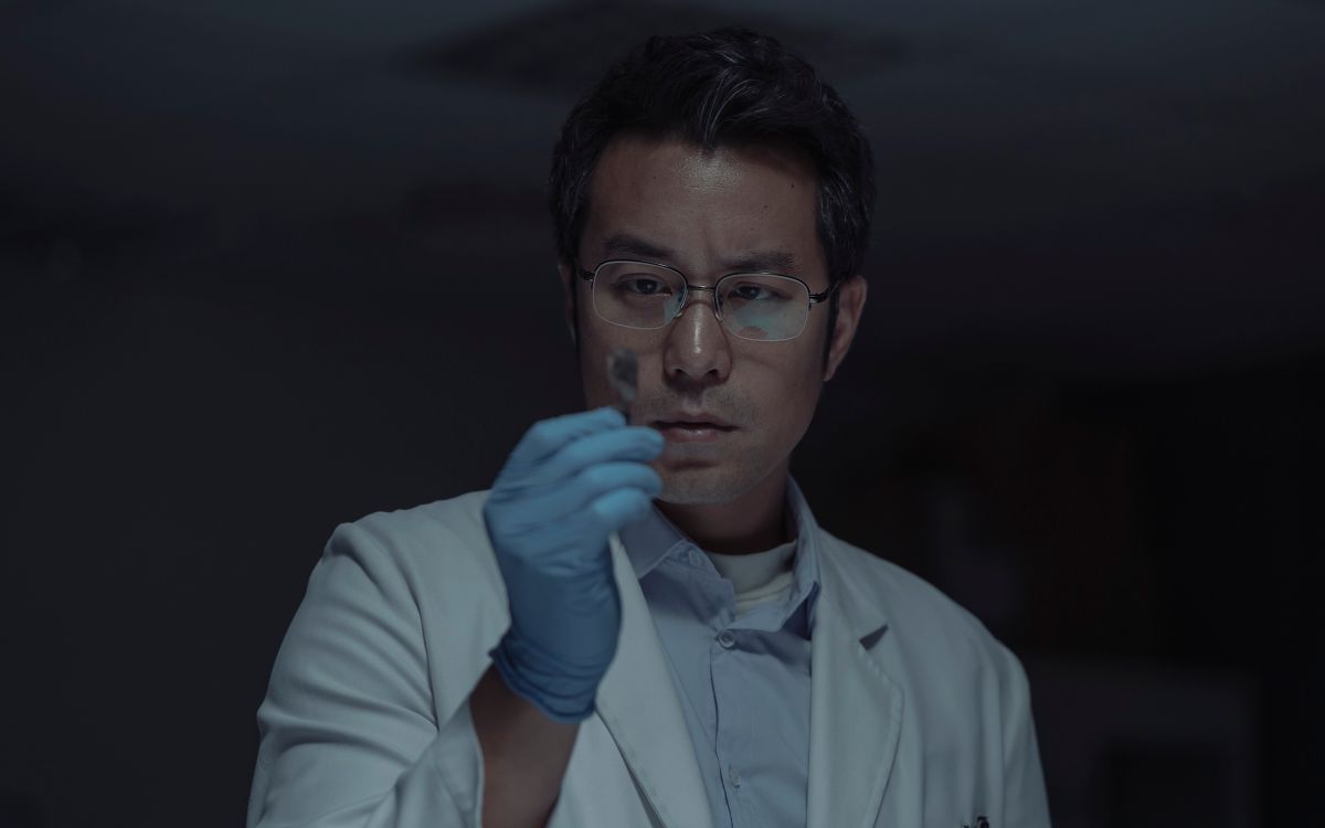 ▲張孝全挑戰演出患有亞斯伯格症的鑑識官。（圖／Netflix提供）