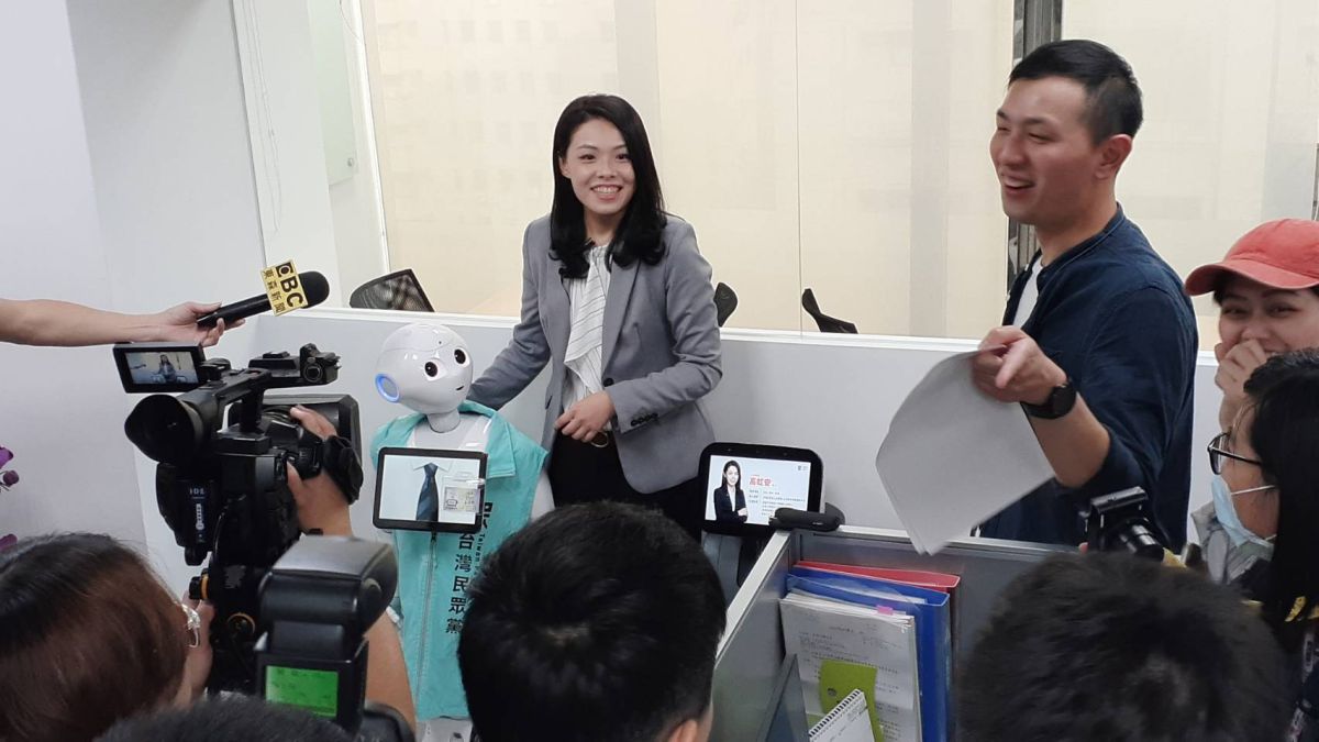 高虹安介紹機器人助理。 (圖/高虹安辦公室提供)